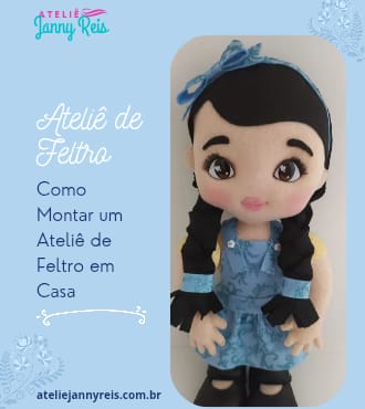 Boneca de feltro com roupa azul e laço no cabelo, representando o tema “Como montar um ateliê de feltro em casa” do Ateliê Janny Reis.