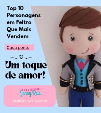 Boneco artesanal em feltro com roupa azul e jaqueta preta, representando o tema “Top 10 personagens em feltro que mais vendem” do Ateliê Janny Reis, com a frase “Um toque de amor” destacando o cuidado e o trabalho manual.